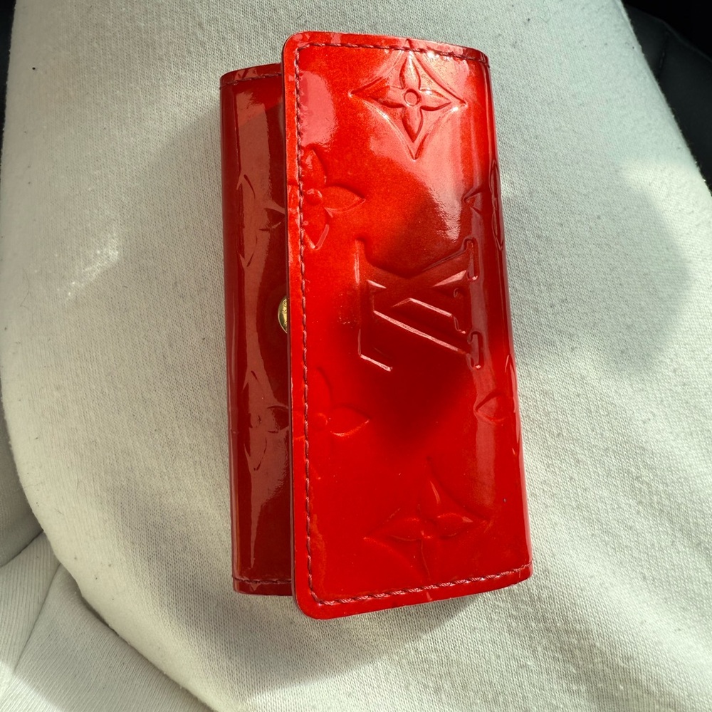 Louis Vuitton
4 Key Holder Monogram Vernis - PRELOVED